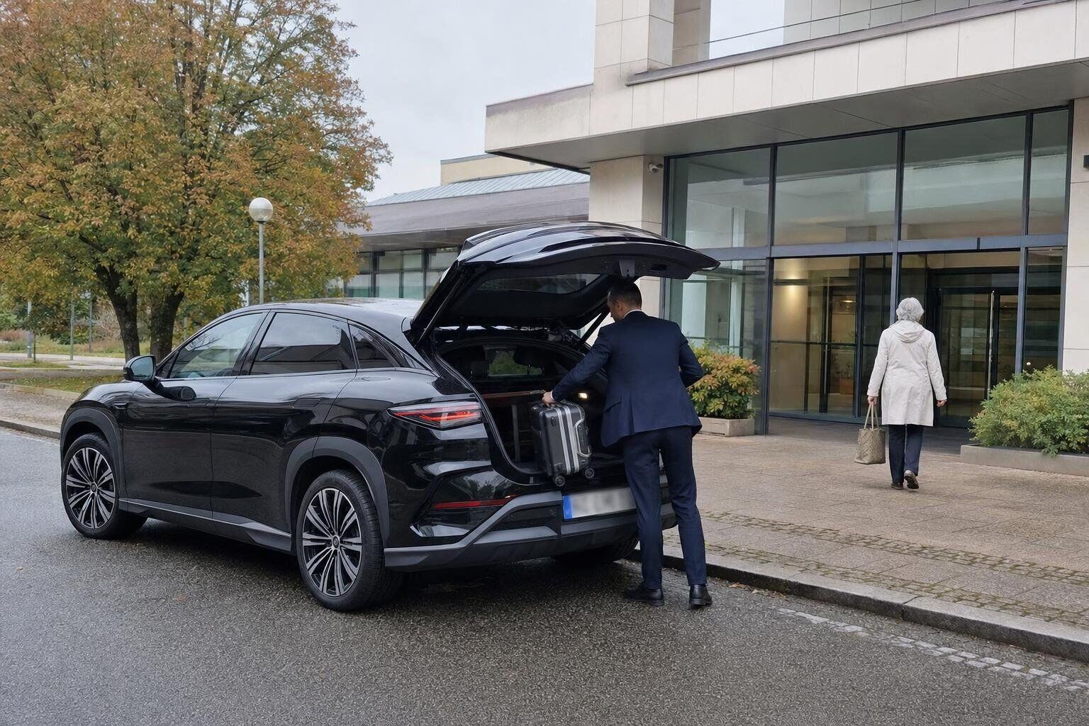 Cure thermale à Amnéville — chauffeur VTC déchargeant la valise d’une curiste devant l’entrée d’un centre thermal en Moselle