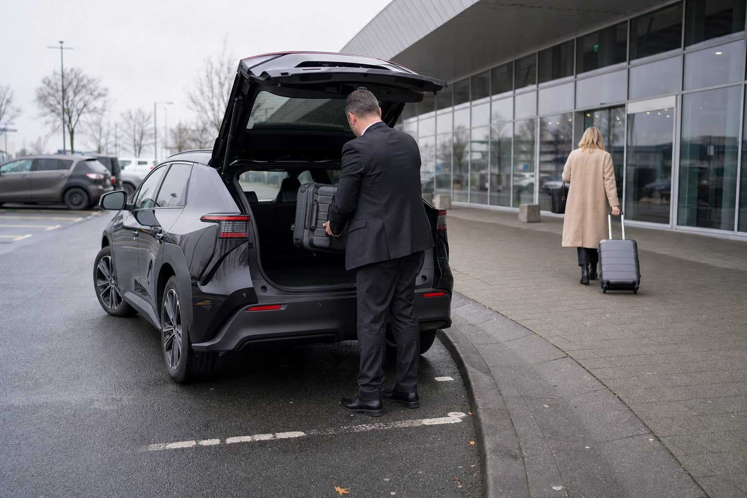 Navette aéroport depuis Metz — SUV électrique noir au dépose-minute d’un terminal, chauffeur sortant une valise du coffre