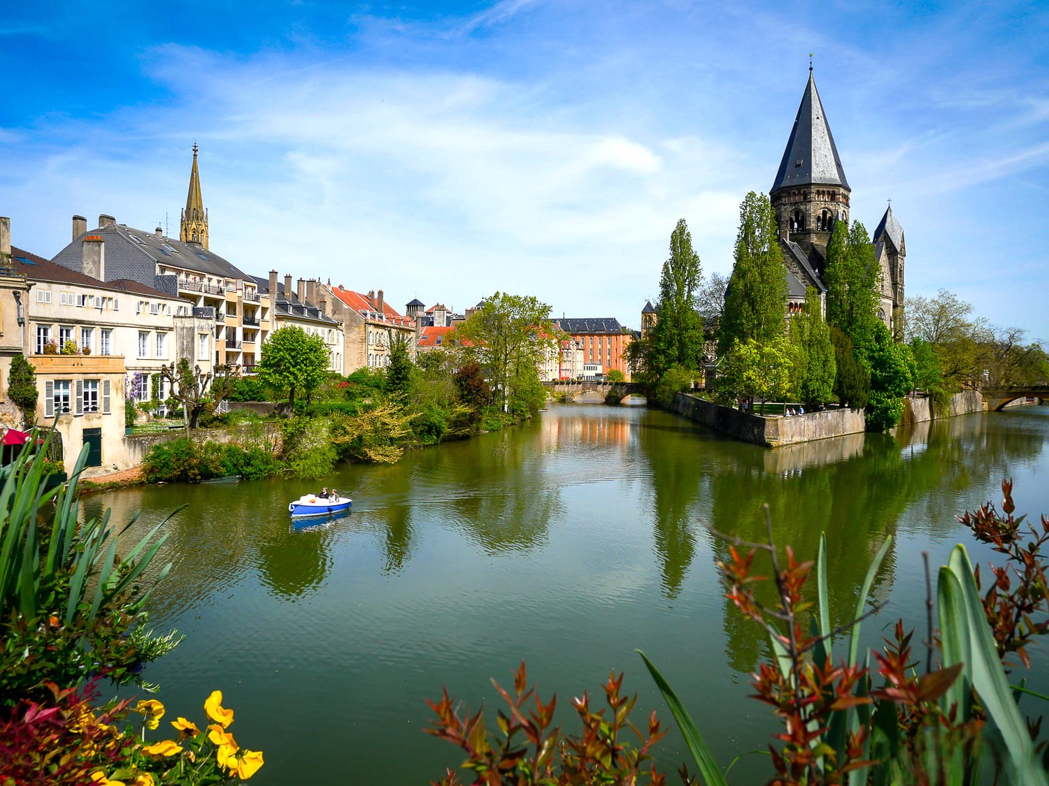 Chauffeur privé VTC à Metz — le Temple Neuf et le Moyen Pont sur la Moselle