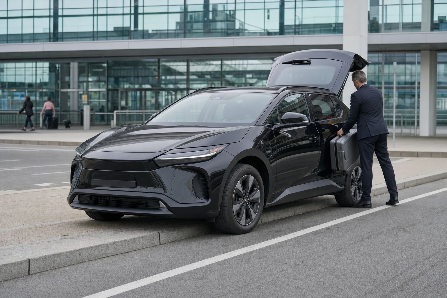Navette aéroport depuis Metz — SUV 100 % électrique noir devant le terminal des départs
