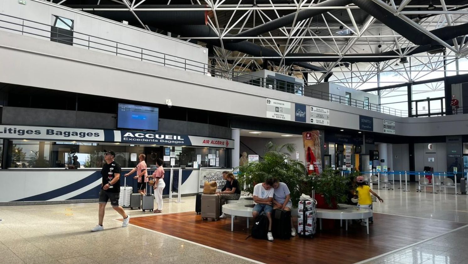 Hall de l’aéroport de Metz-Nancy-Lorraine (ETZ) — transfert VTC depuis Metz