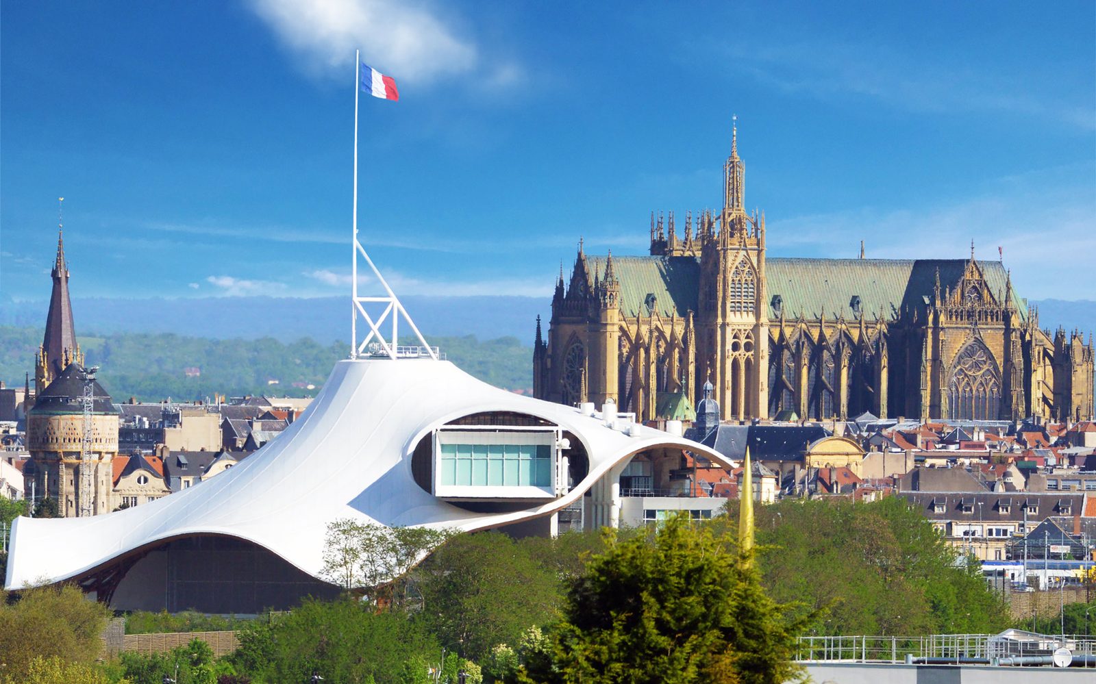 Metz, le Centre Pompidou et la cathédrale — transfert VTC Metz vers Paris-Roissy CDG