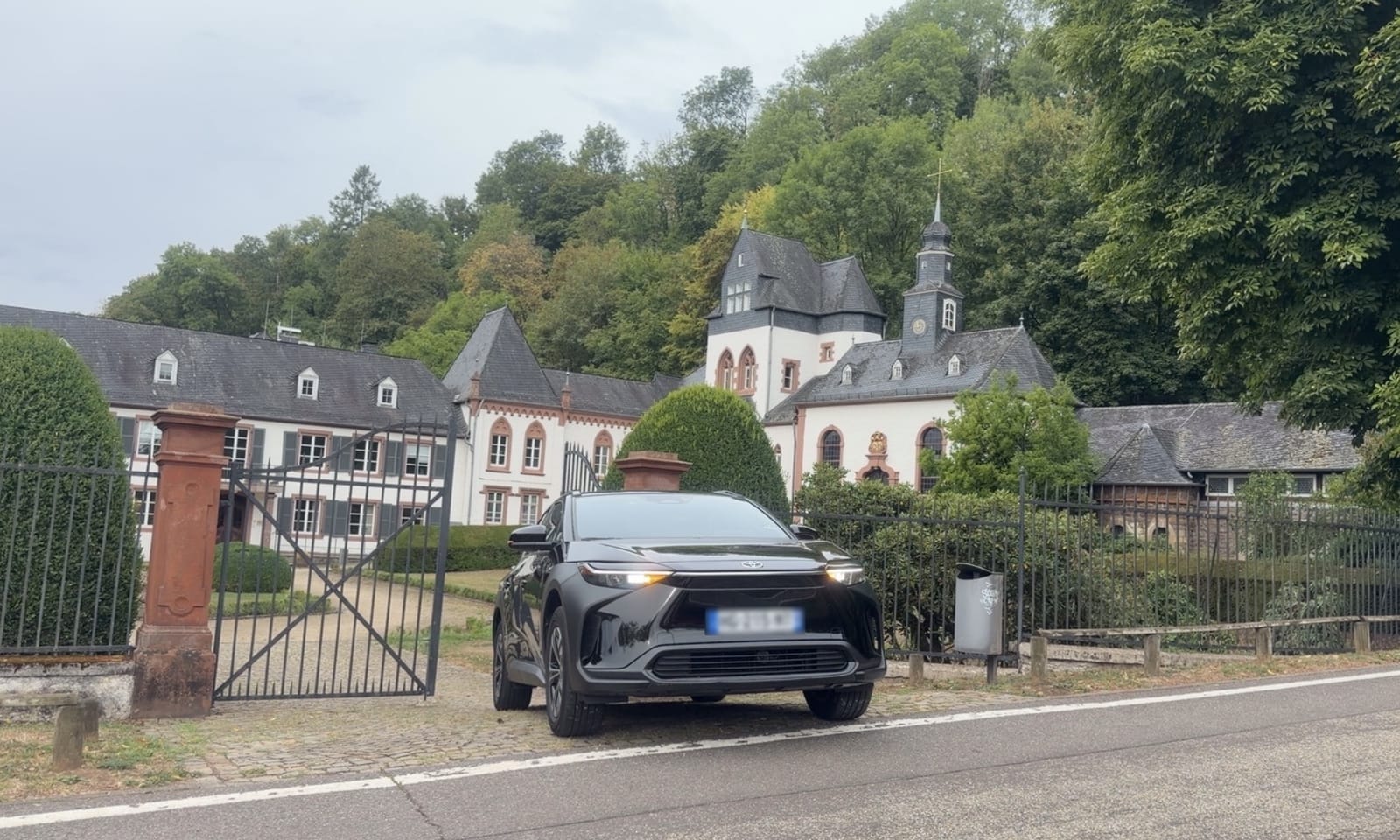 Le Toyota bZ4X noir de VTC G — chauffeur privé en SUV électrique à Metz