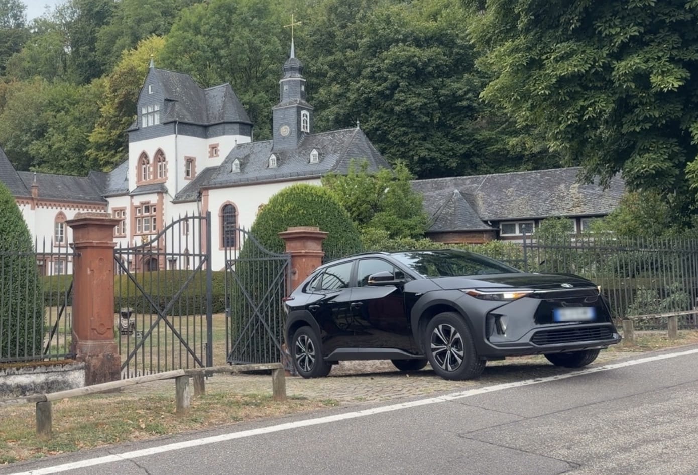 Toyota bZ4X noir de VTC G — chauffeur privé en SUV électrique à Metz