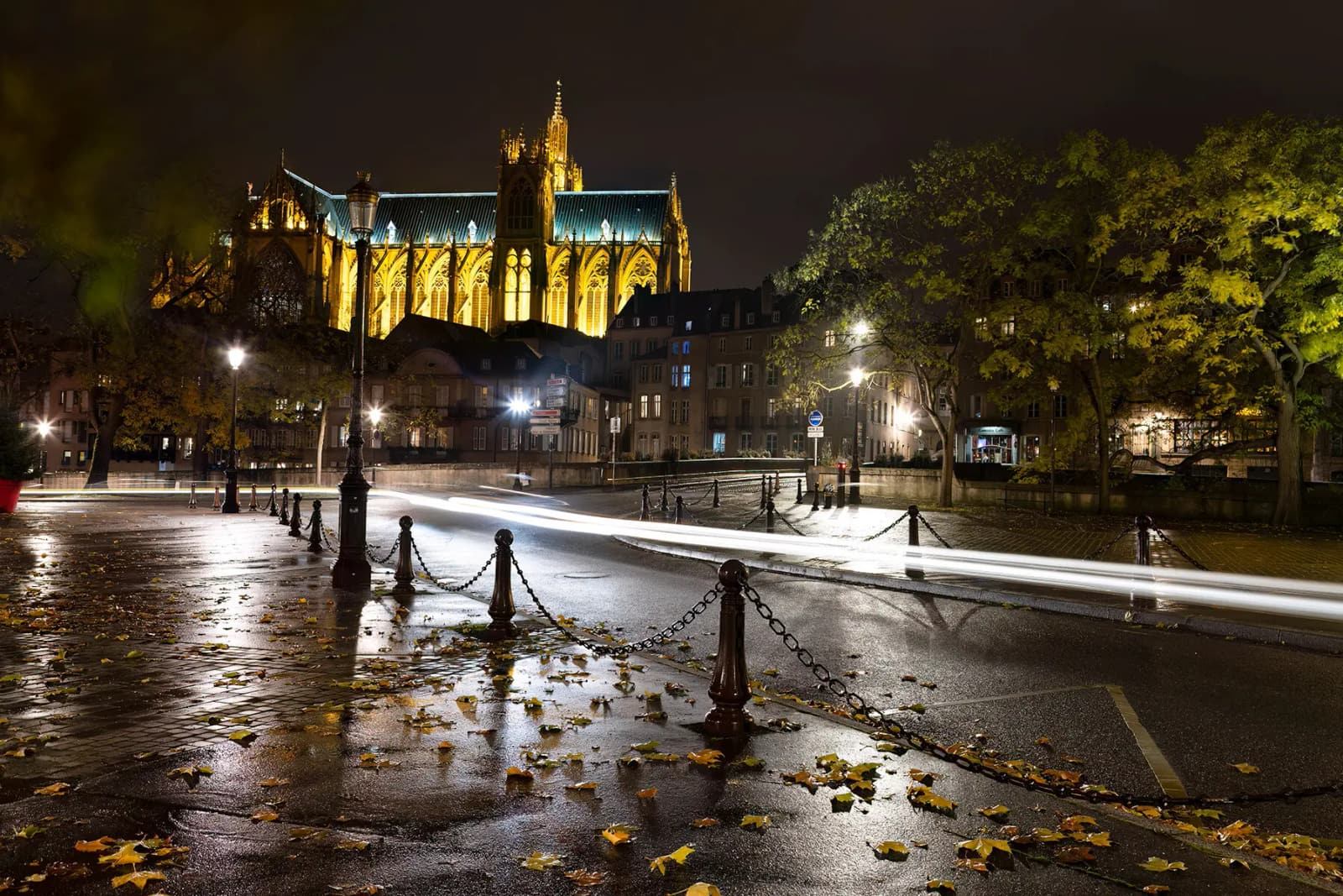 Metz de nuit — la cathédrale Saint-Étienne illuminée et les quais mouillés, secteur desservi par VTC G