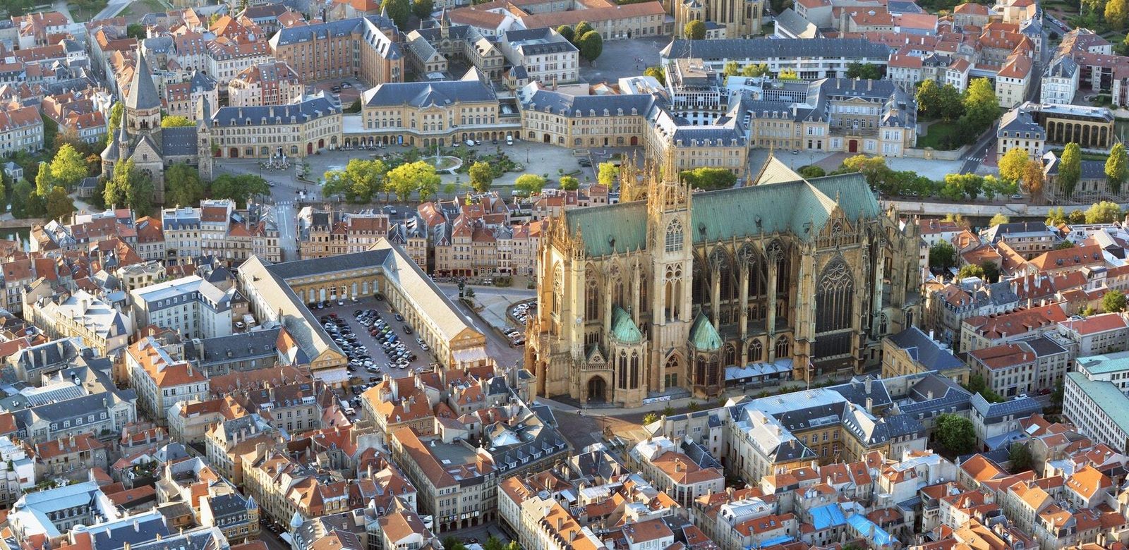 Metz vue du ciel, cathédrale Saint-Étienne — transferts aéroport & gare avec chauffeur VTC G