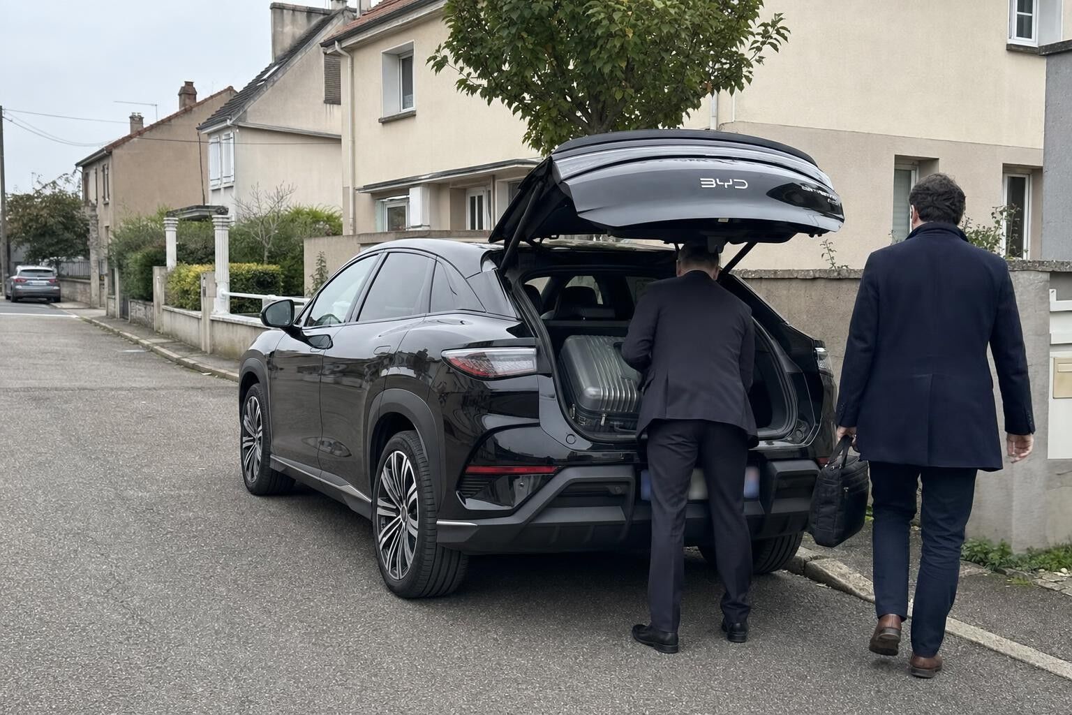VTC Woippy — chauffeur privé de VTC G chargeant une valise dans un SUV 100 % électrique noir
